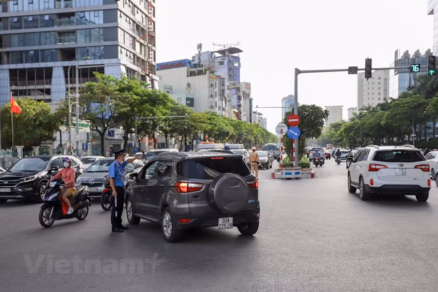 Một phương tiện giao thông cố tình rẽ trái được lực lượng chức năng nhắc nhở di chuyển đúng phần đường quy định.