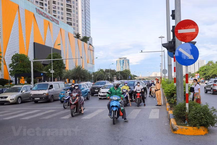 Lực lượng chức năng phải nhắc nhở và hướng dẫn người dân tham gia giao thông đúng luật.