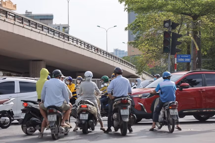 Tuy nhiên vẫn có một số bộ phận người dân tìm cho mình 'lối đi riêng' khi đi thẳng từ Nguyễn Trãi lên Tây Sơn.