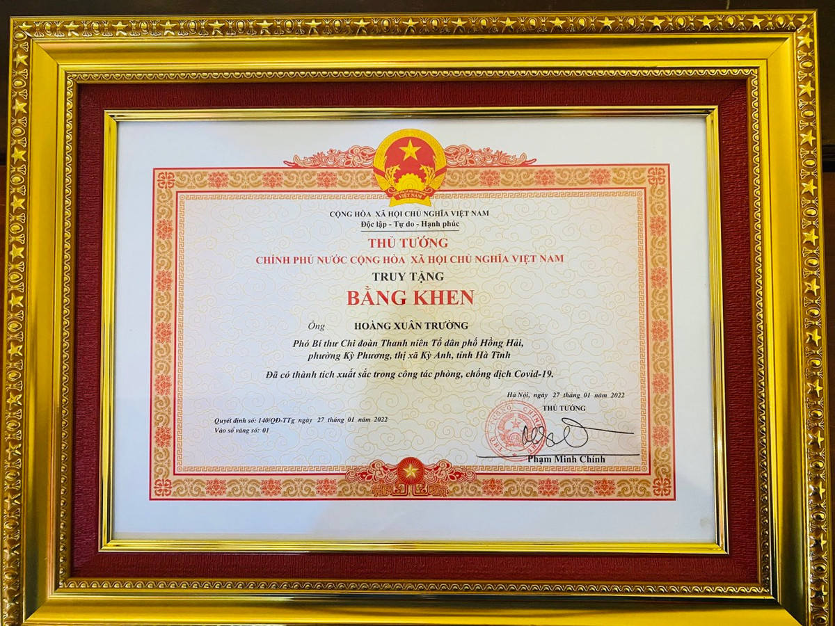 Thu tuong tang bang khen cho Pho Bi thu chi doan tu nan khi tham gia chong dich-Hinh-2