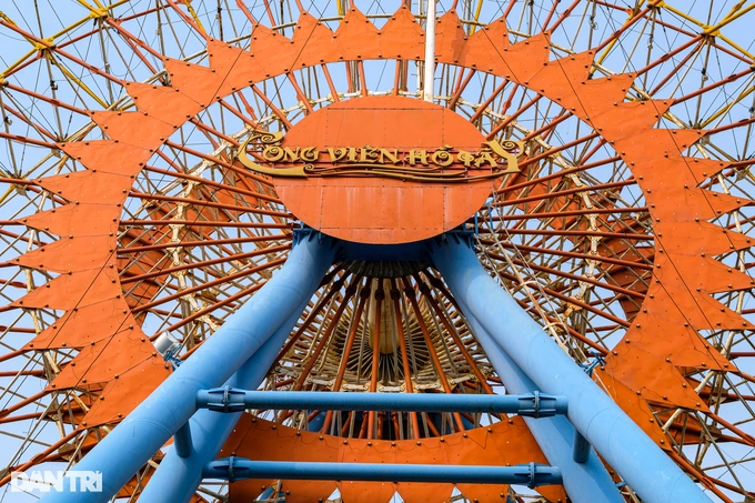 "Đu quay khổng lồ sau một thời gian dài hoạt động đã bị hư hỏng một số linh kiện vận hành, hiện đang được các chuyên gia nghiên cứu phương án thay thế, sửa chữa những cái không thể sử dụng được", người đại diện cho hay.