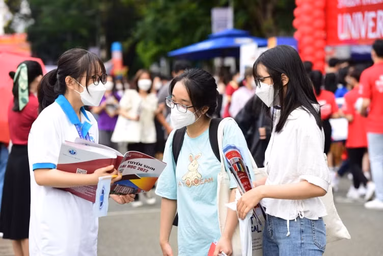 Tin sang 3/6: Hoan tang hoc phi; Cam ban sach tham khao