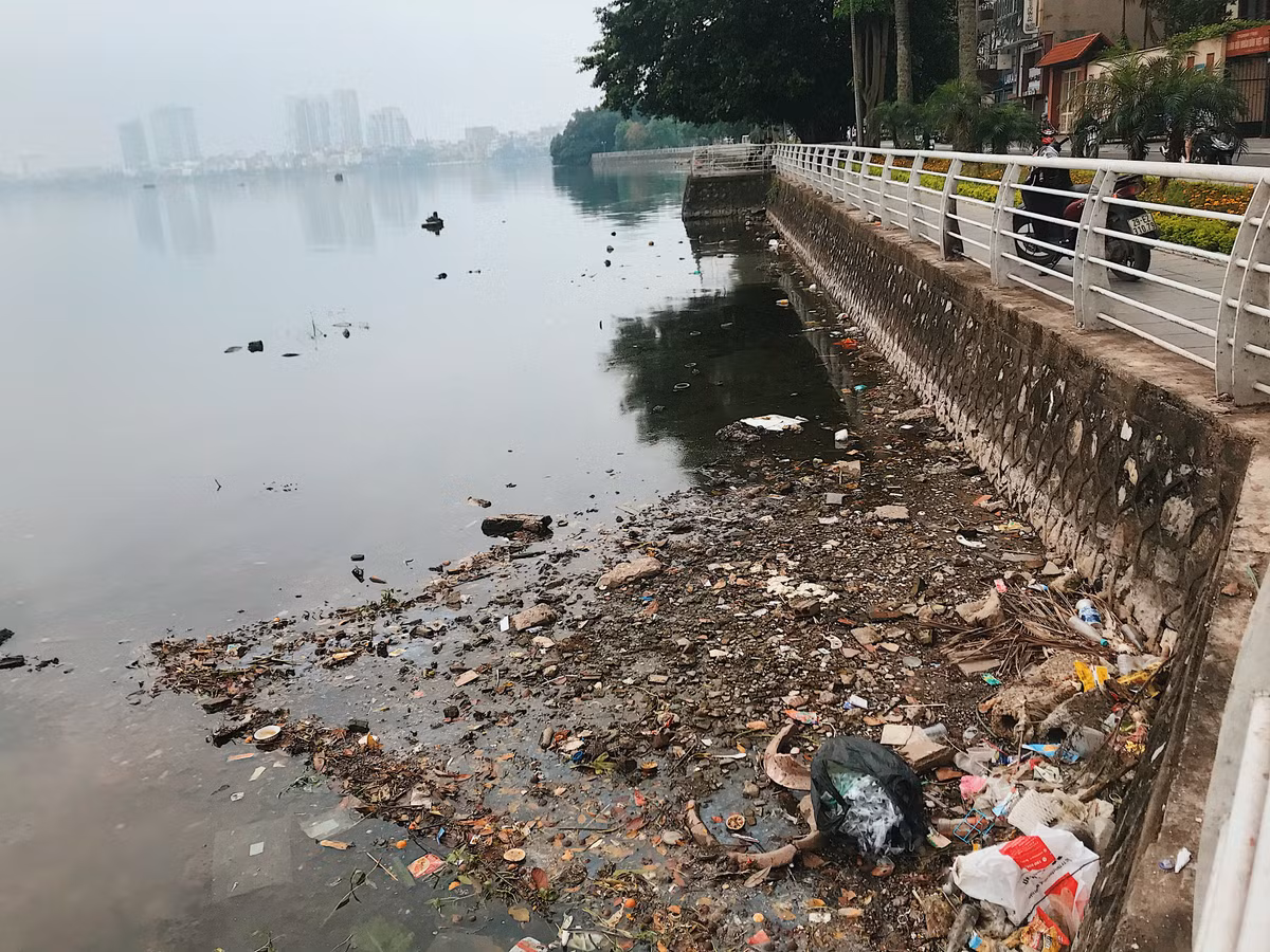 Nguoi Ha Noi xa rac xuong Ho Tay, chieu lai thi nhau tam mat