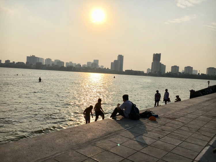 Thiết nghĩ chính quyền Hà Nội, quận Tây Hồ nên tăng cường các biện pháp tuyên truyền, giáo dục, thậm chí là xử phạt nghiêm hành vi ném, xả rác xuống hồ.