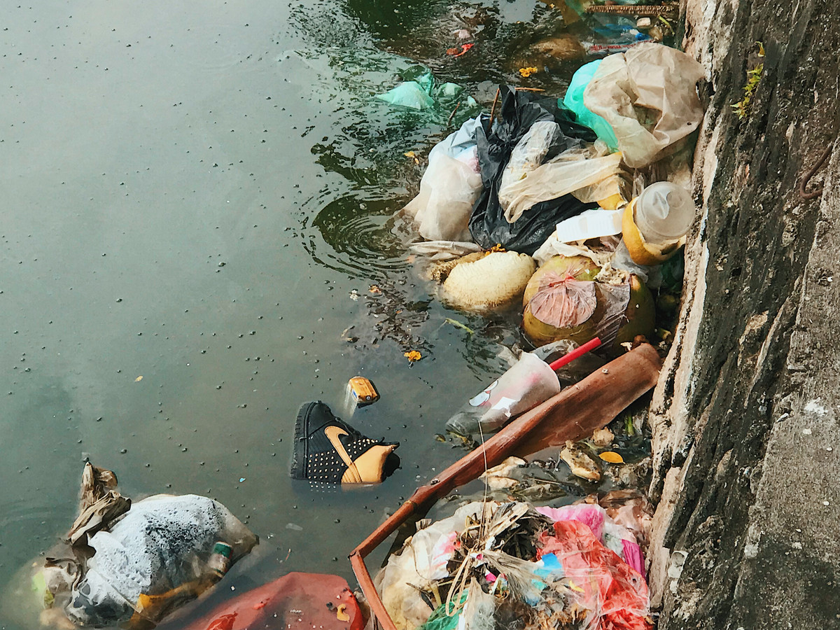 Rác thải sinh hoạt, đồ ăn hàng quán bán thừa... không gì là người ta không vứt xuống Hồ Tây.