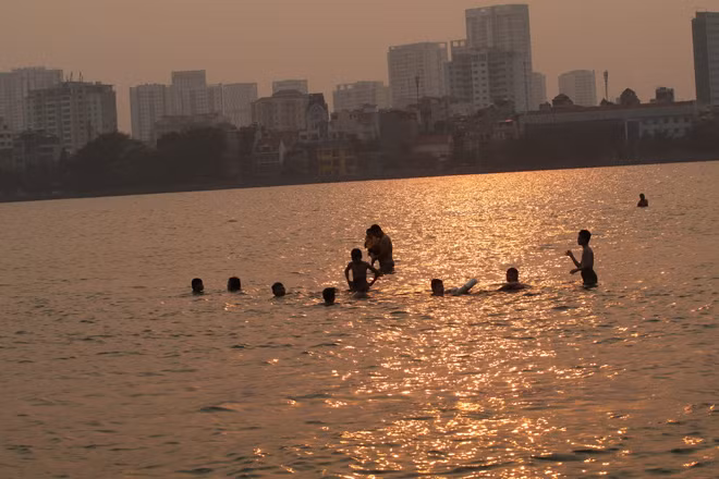 Mỗi dịp hè, rất nhiều người dân Thủ đô, khách du lịch đến hồ ngắm cảnh, chụp ảnh và tắm mát. Thế nhưng, nhiều người lại sẵn sàng ném rác xuống hồ, thiếu ý thức bảo vệ 1 hình ảnh mang tính biểu tượng của Thủ đô.