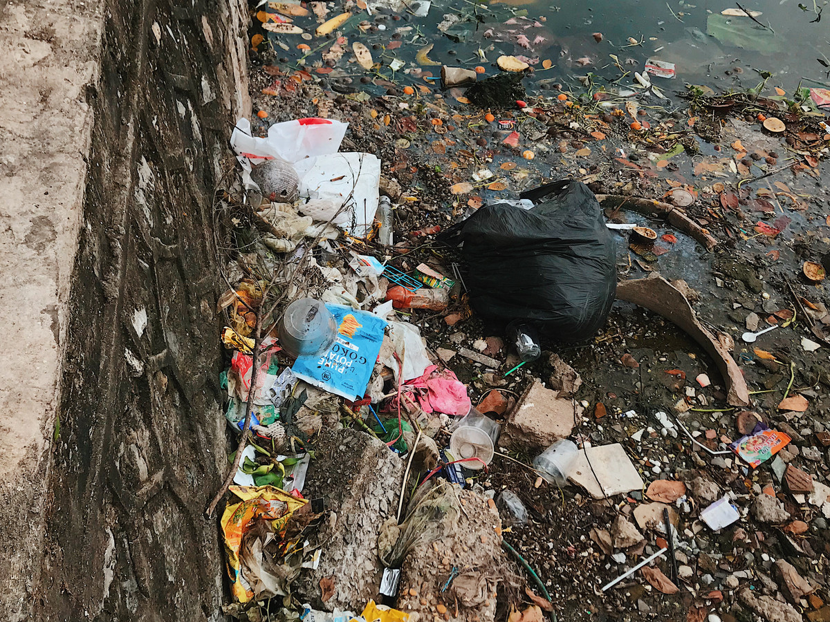 Rác thải bốc mùi hôi thối nồng nặc khiến bầu không khí ô nhiễm nặng nề.