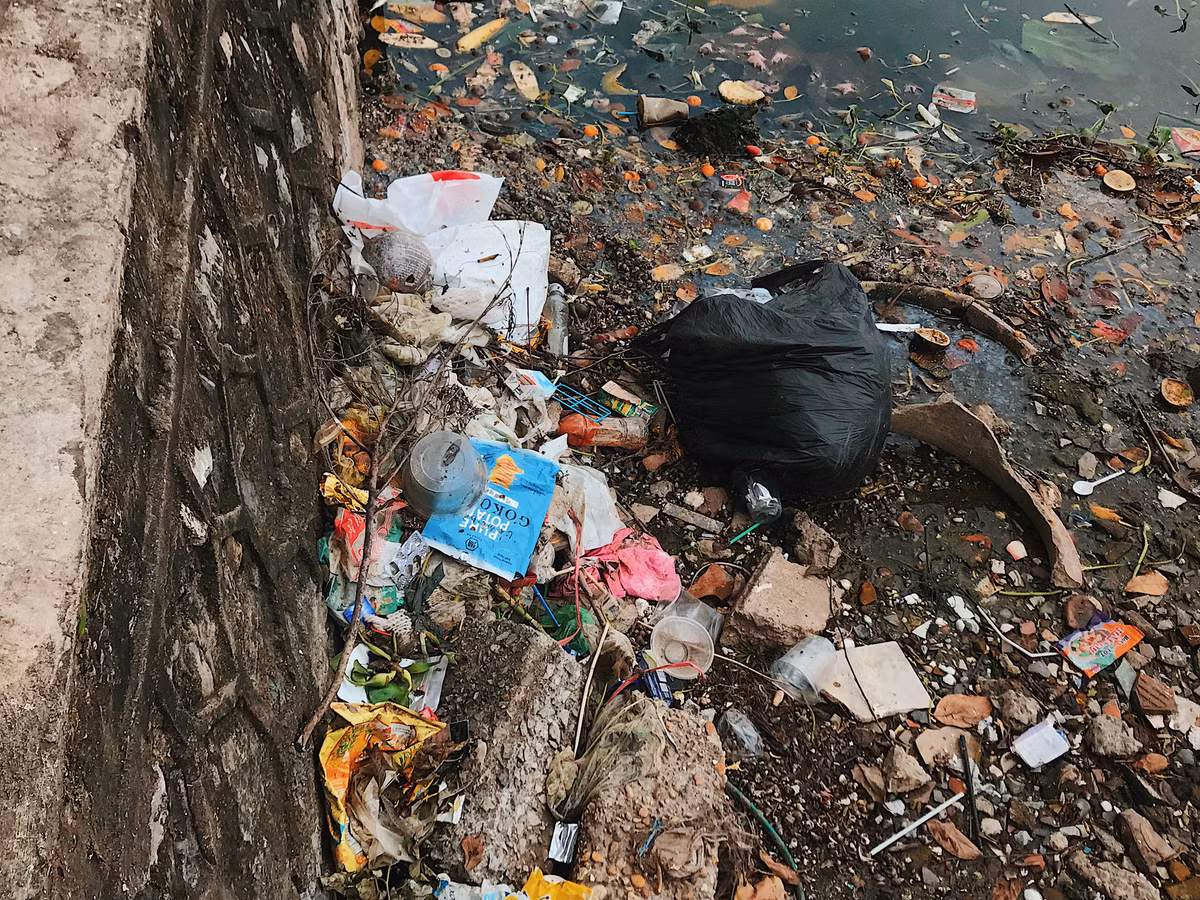 Rác thải bốc mùi hôi thối nồng nặc khiến bầu không khí ô nhiễm nặng nề.