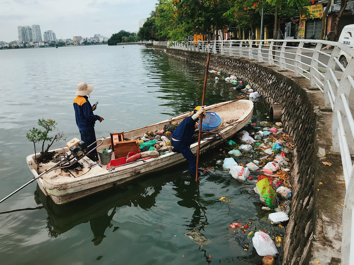 Các công nhân cho hay: "Người dân rất vô ý thức, cứ đến chiều và tối muộn là đổ trộm rác xuống hồ."