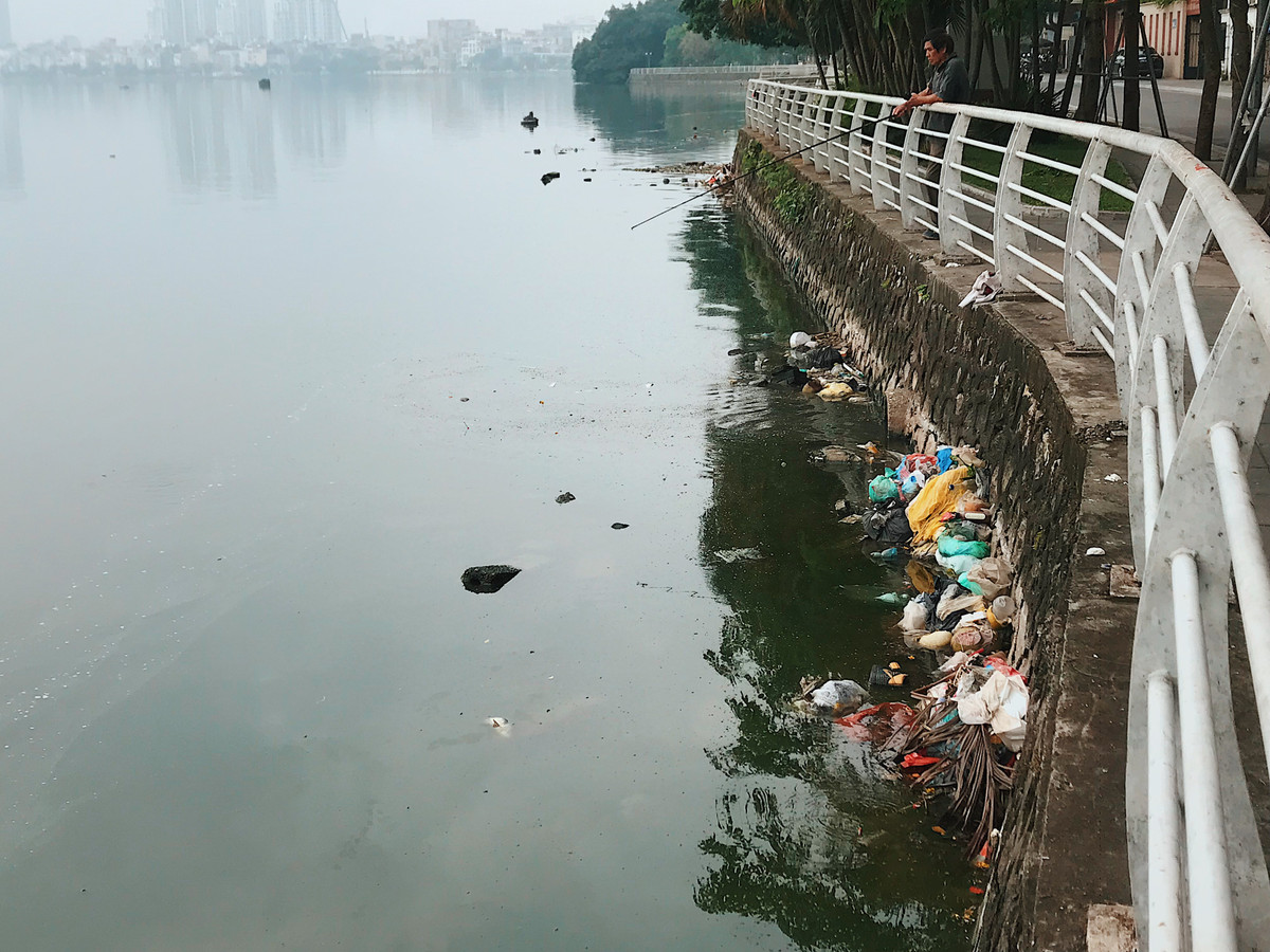 Ông Đ.T. (trú tại Đội Cấn, Ba Đình, Hà Nội) cho biết: "Tôi thường xuyên đi câu giải trí ở Hồ Tây và rất bức xúc với vấn nạn người dân thiếu ý thức xả rác xuống hồ. Một hồ nước nổi tiếng của Hà Nội, là lá phổi xanh cho Thủ đô nhưng đang bị chính người dân bức tử."