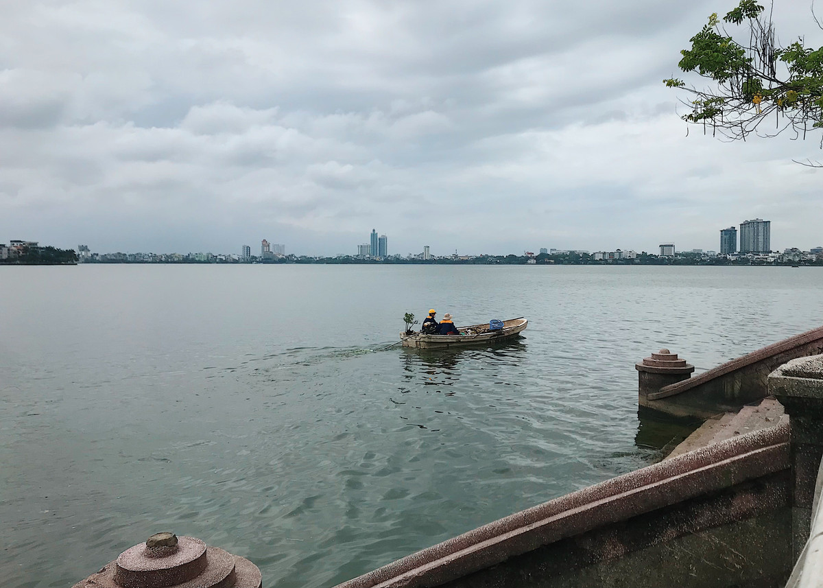 Hằng ngày, các công nhân vẫn thường xuyên đi vớt rác quanh hồ. Song do lượng rác thải người dân ném xuống quá lớn, các công nhân cũng không thể vớt hết. Điều quan trọng là vớt xong thì hằng ngày, hằng giờ người dân vẫn tiếp tục vứt rác xuống hồ.