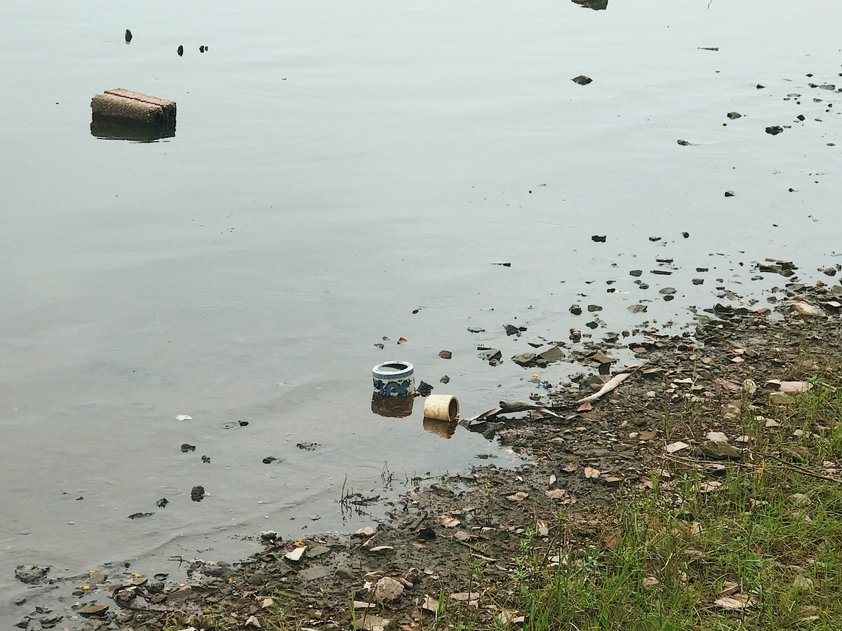 Bát hương và đồ thờ là thứ phổ biến bị người dân mang ra đổ trộm.