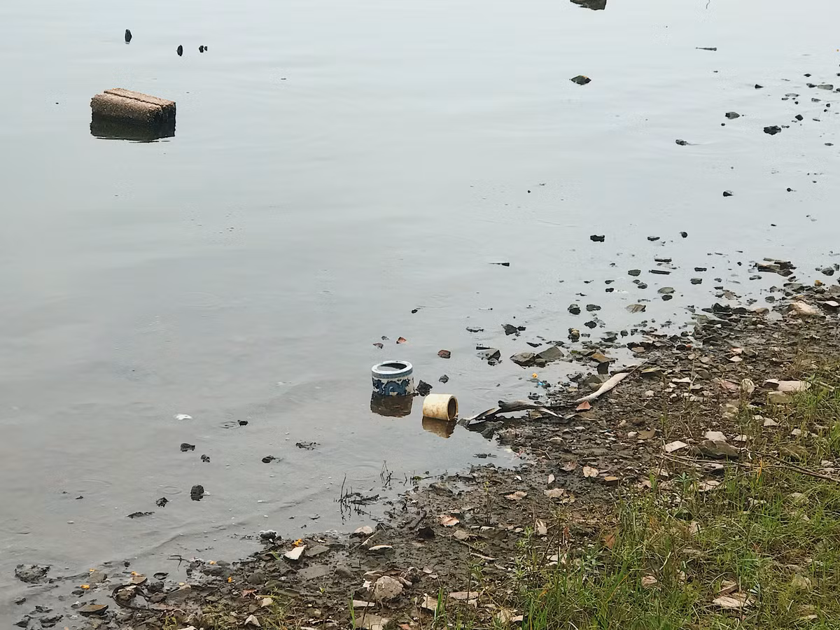 Bát hương và đồ thờ là thứ phổ biến bị người dân mang ra đổ trộm.