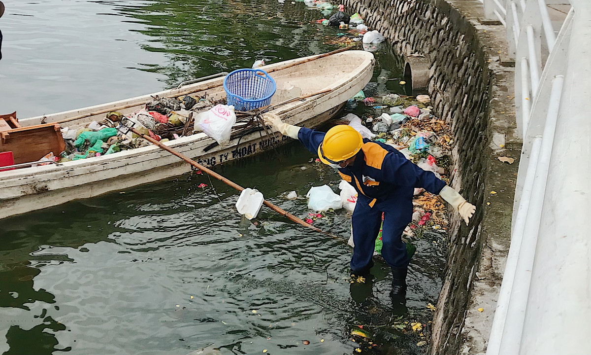 Chỉ cần vớt tại 1 góc Hồ Tây chiếc thuyền nhỏ của công nhân chở rác đã không đủ để chứa rác thải.