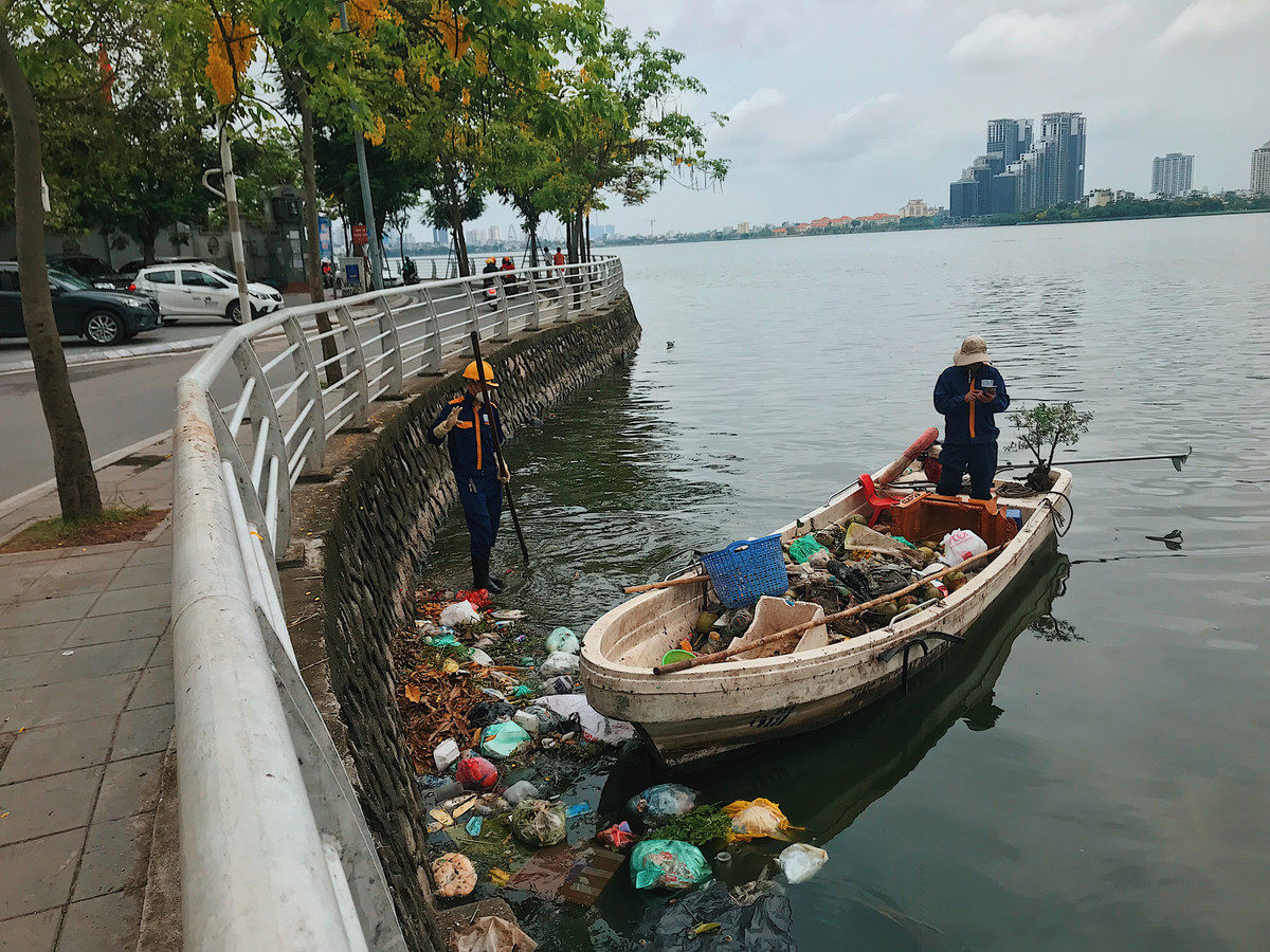 Công nhân vớt rác chỉ có vài người, trong khi người dân xả rác, thiếu ý thức lại quá đông nên Hồ Tây luôn trong tình trạng ngập ngụa trong rác thải.