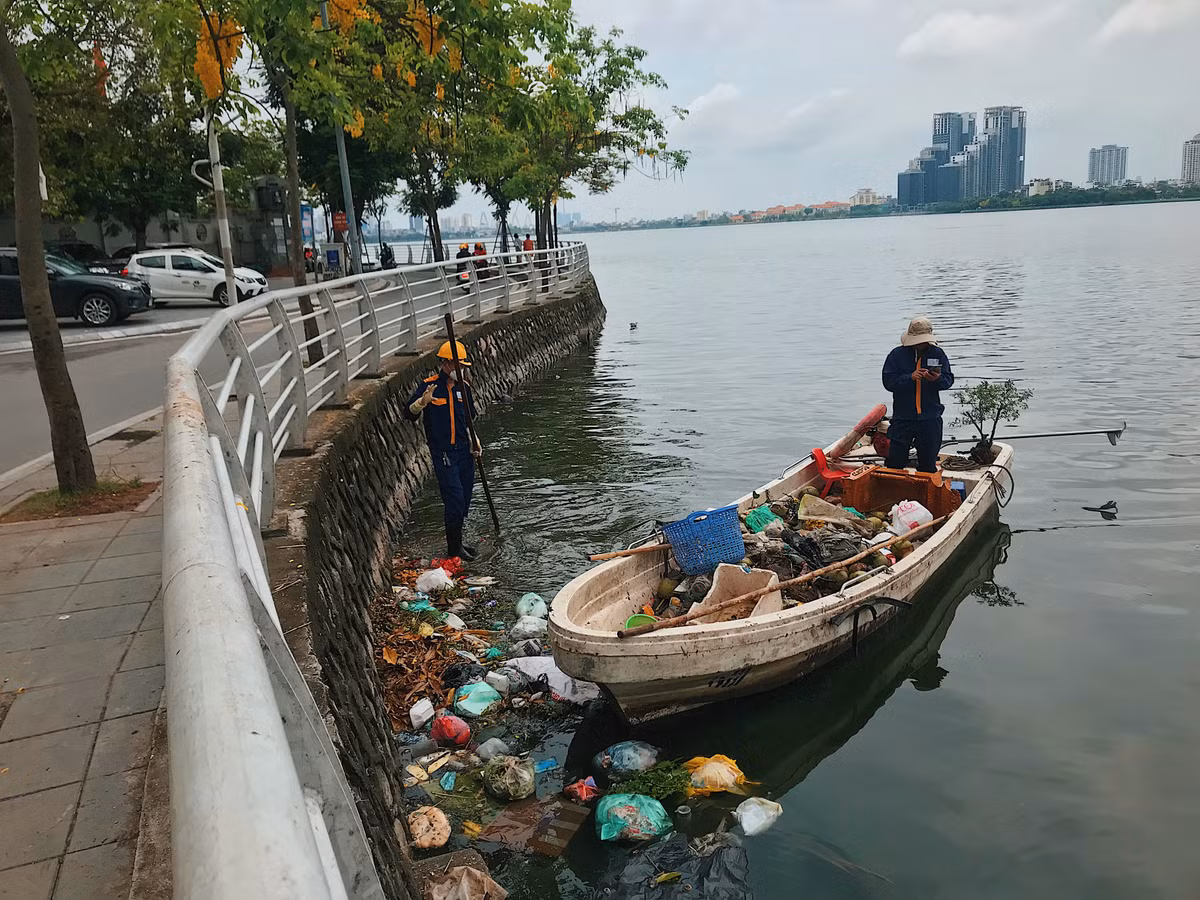 Công nhân vớt rác chỉ có vài người, trong khi người dân xả rác, thiếu ý thức lại quá đông nên Hồ Tây luôn trong tình trạng ngập ngụa trong rác thải.