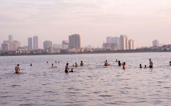 Mặc dù hiện nay nhiều khu vực Hồ Tây đang bị ô nhiễm nặng, song mỗi chiều vẫn có rất nhiều người đến đây tắm mát.