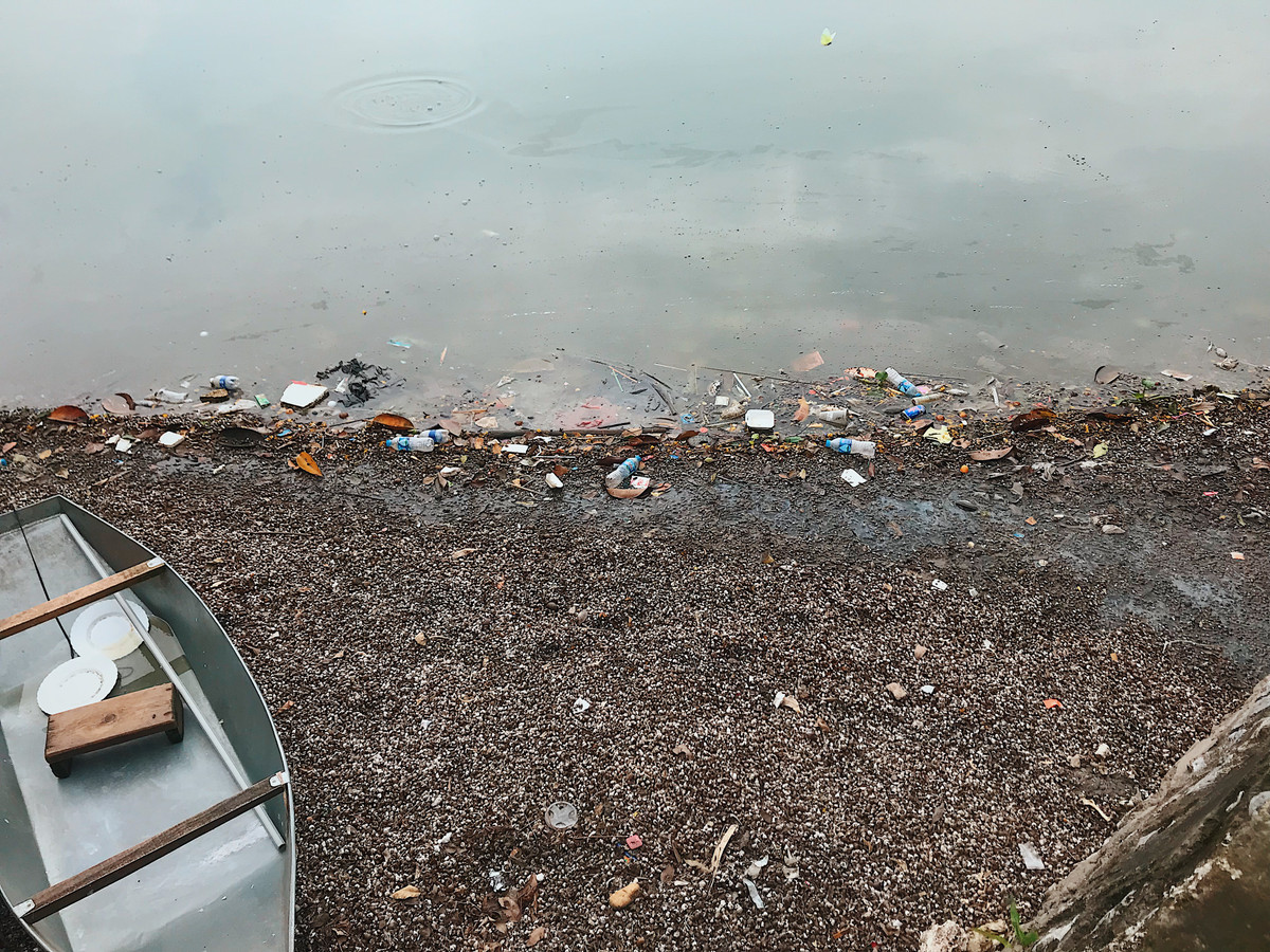 Một góc hồ bên đường Trích Sài - Nguyễn Đình Thi ngập đầy vỏ ốc từ các quán ven đường đổ xuống bốc mùi hôi thối.