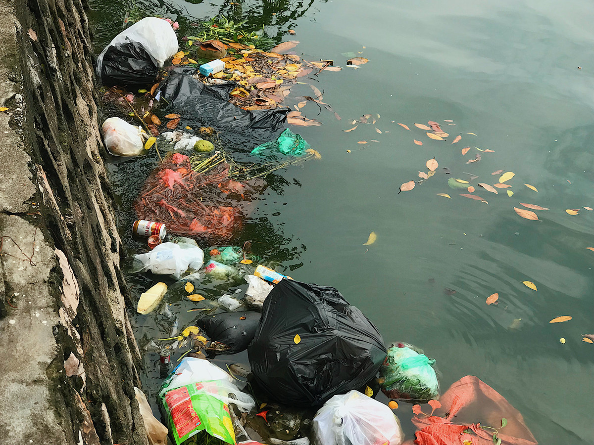Các bọc rác từ to đến nhỏ, đủ loại bị những người dân vô ý thức thẳng tay vứt xuống hồ.
