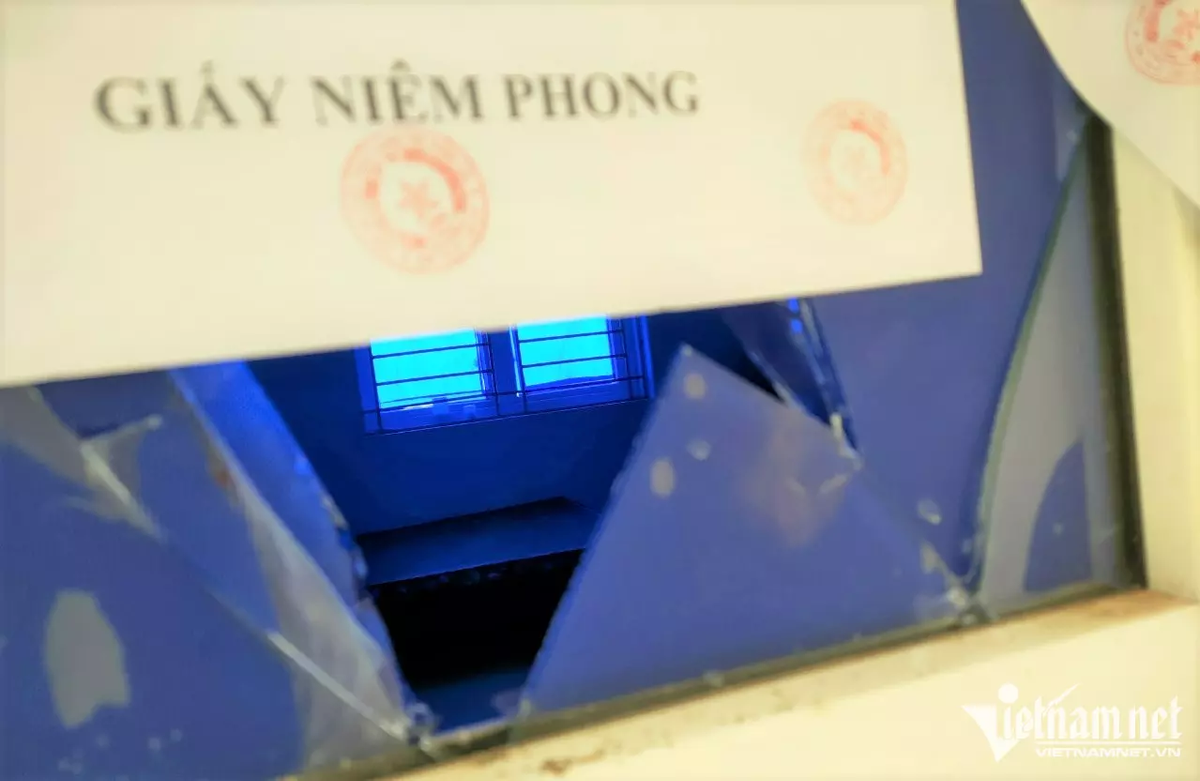 Chu tich xa bi to ngu voi vo nguoi khac tai tru so: Nhan vat chinh len tieng-Hinh-3