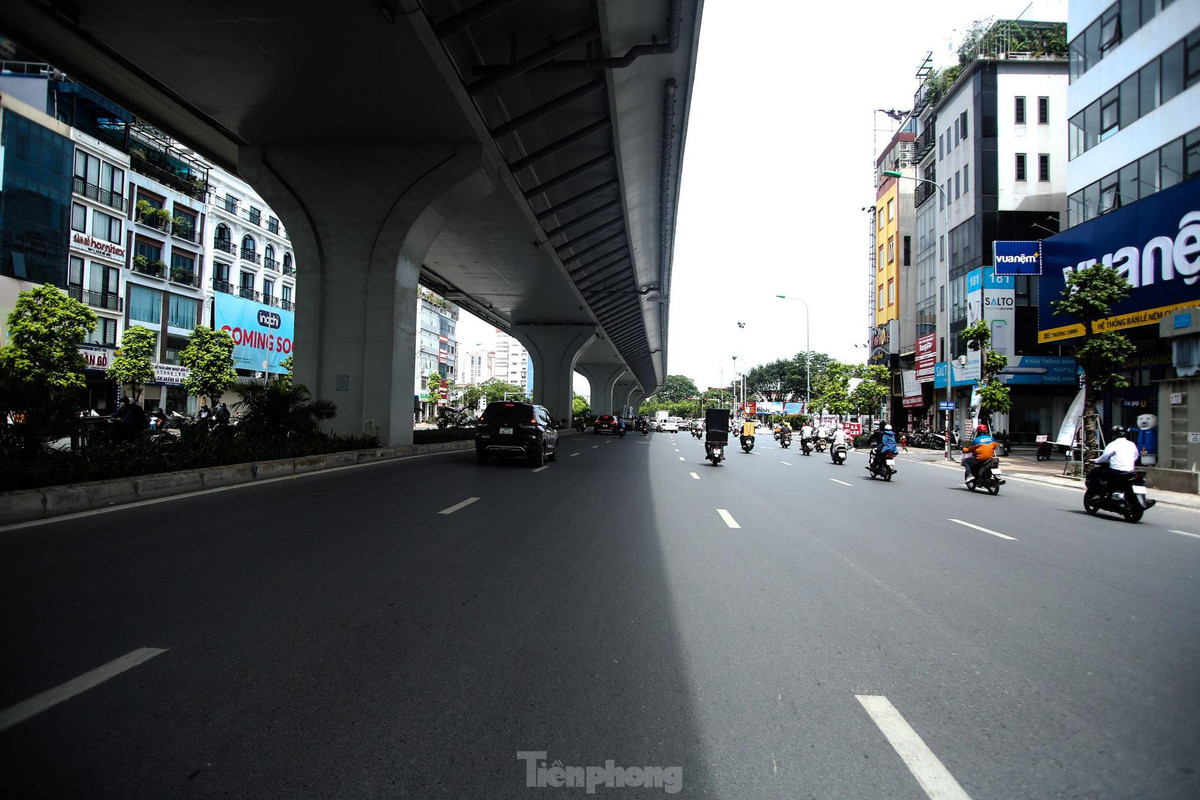 Cái nắng chia đường làm hai phần rõ rệt.