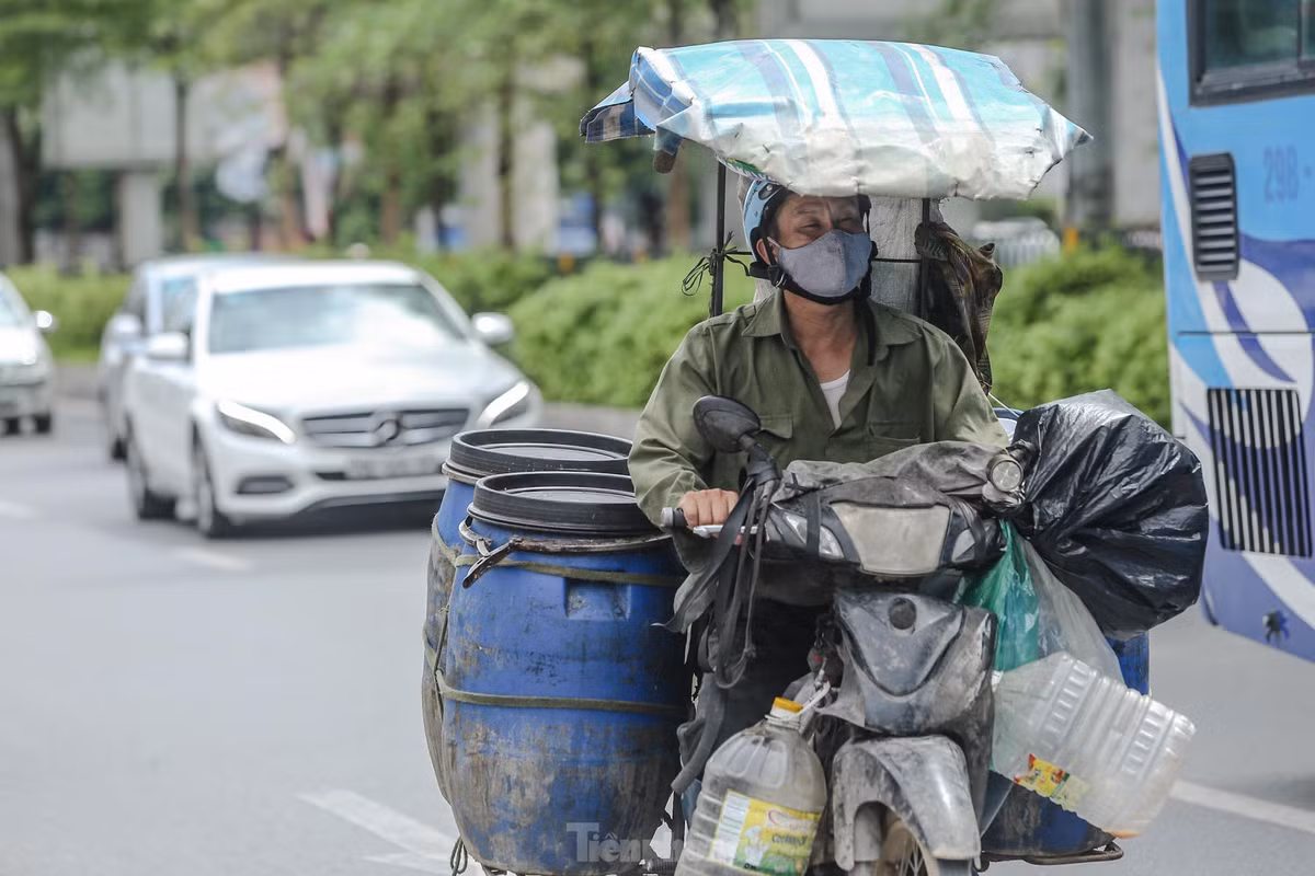 Người đàn ông "chế" phần che nắng cho xe.