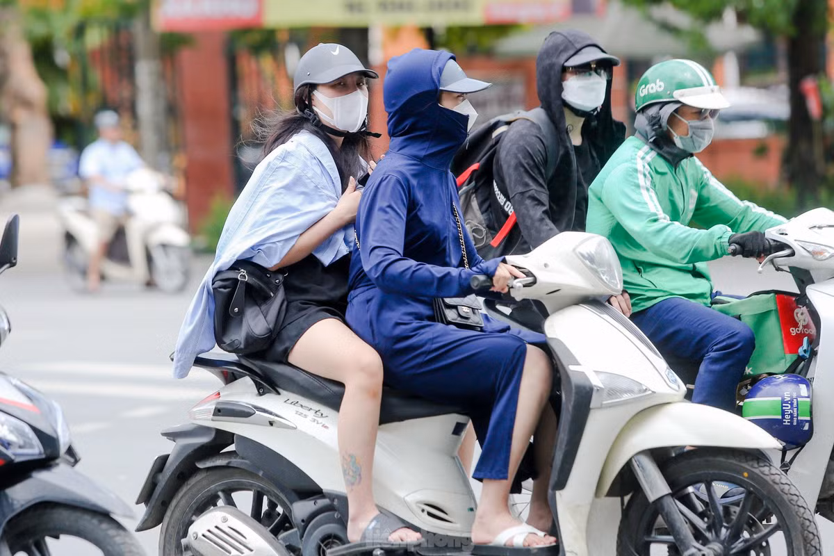 Người dân Thủ đô ra đường với "thời trang" kín mít toàn thân bằng áo dài tay, áo chống nắng.