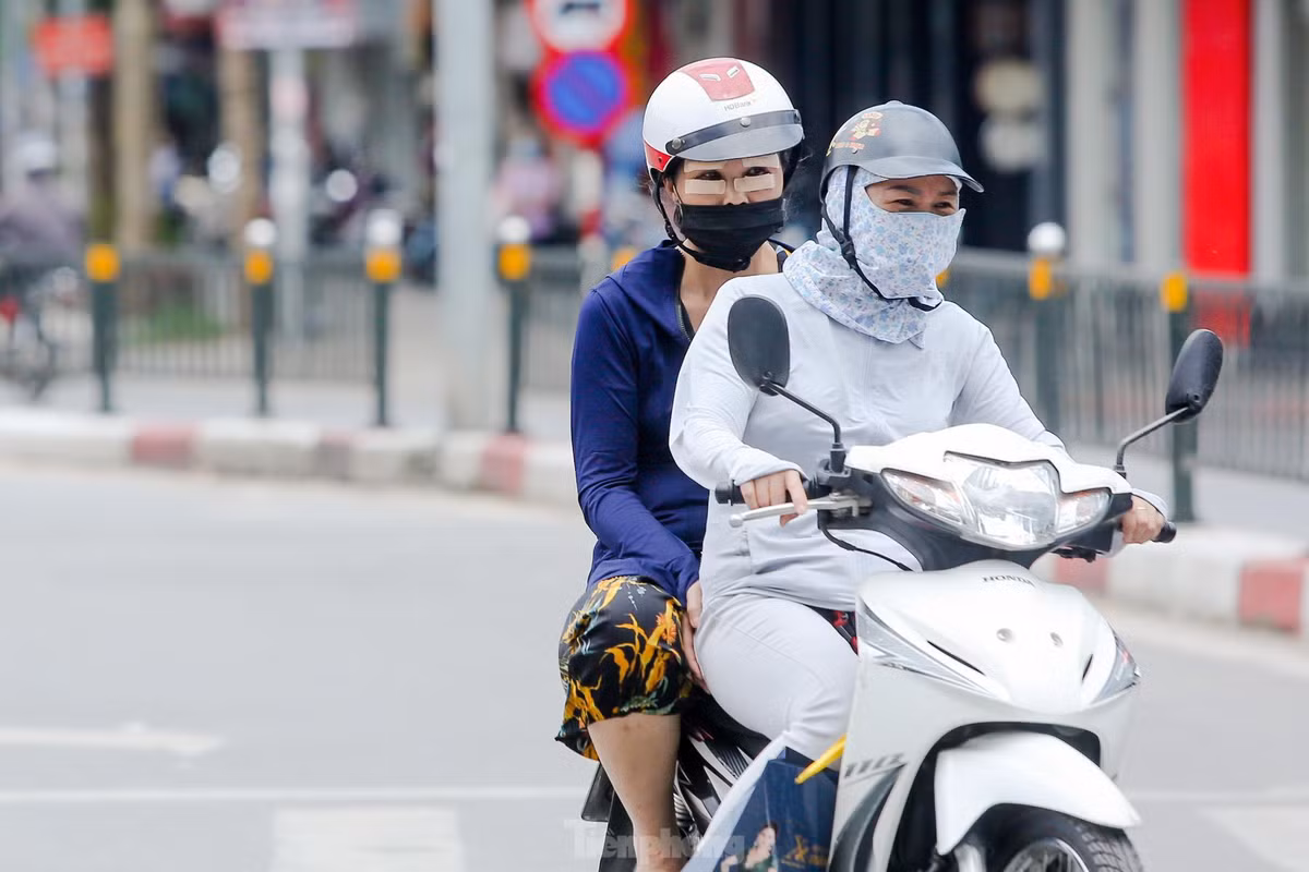 Trung tâm Dự báo Khí tượng Thuỷ văn Quốc gia cảnh báo, đợt nắng nóng này có khả năng kéo dài đến khoảng 3 ngày với nền nhiệt độ cao.