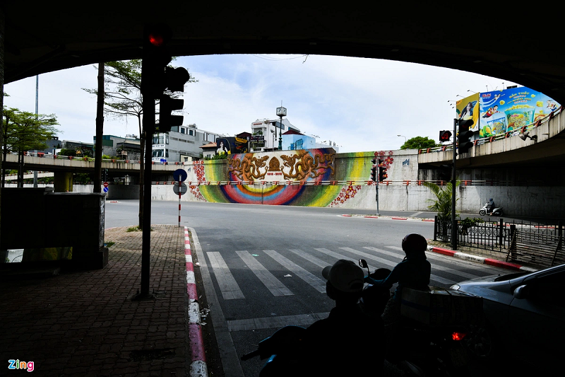 Theo Trung tâm Dự báo Khí tượng Thủy văn Quốc gia, Bắc Bộ và Trung Bộ đang trải đợt nắng nóng gay gắt. Thời tiết Hà Nội duy trì nắng nóng gay gắt khi nhiệt độ cao nhất được dự báo vượt ngưỡng 39 độ C.