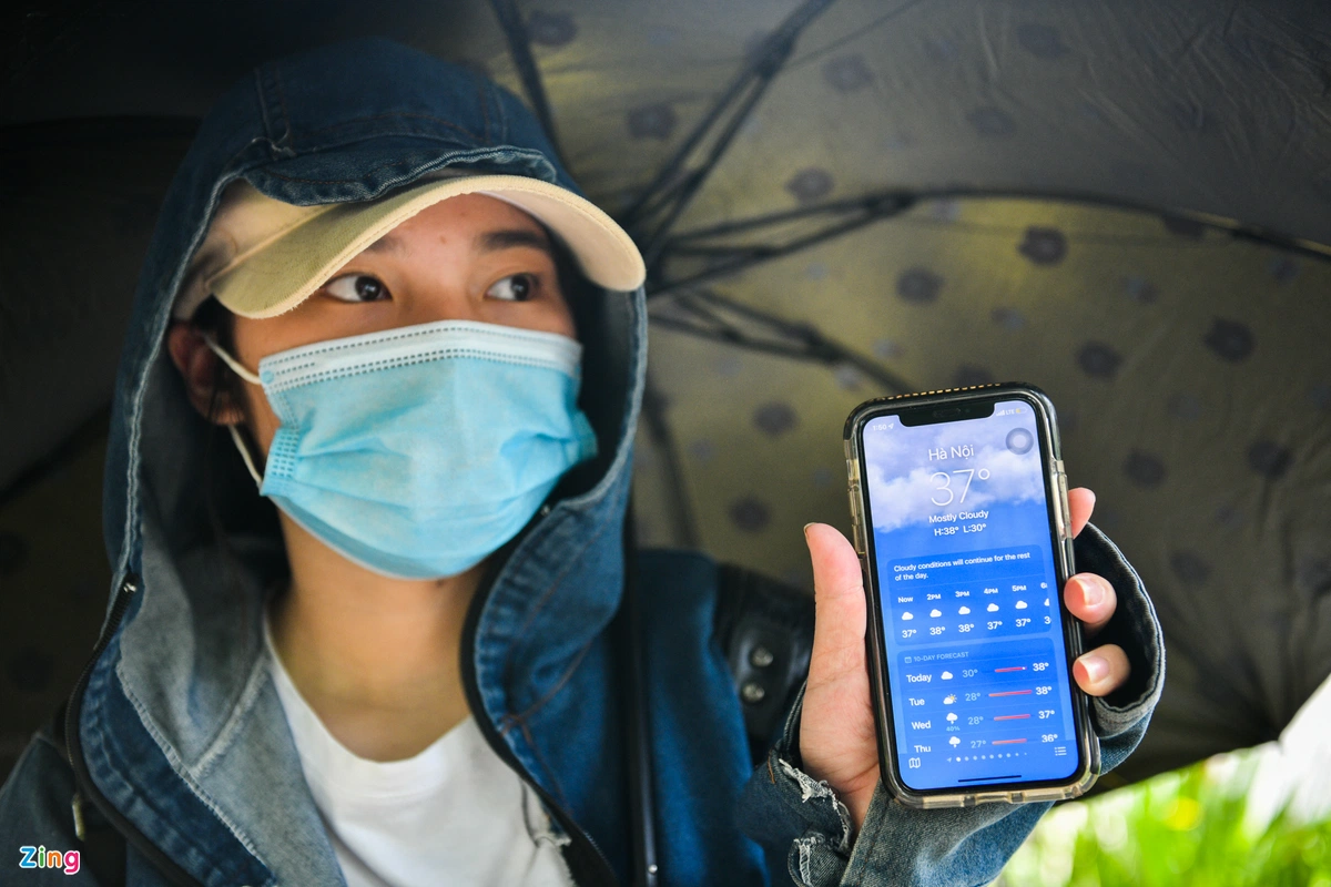 Ở trọ cách trường không xa, Dương (sinh viên) chọn đi bộ tới trường. "Em thấy choáng váng khi đi dưới trời nắng nóng dù đã cẩn thận mang theo ô và mũ", nữ sinh viên chia sẻ.