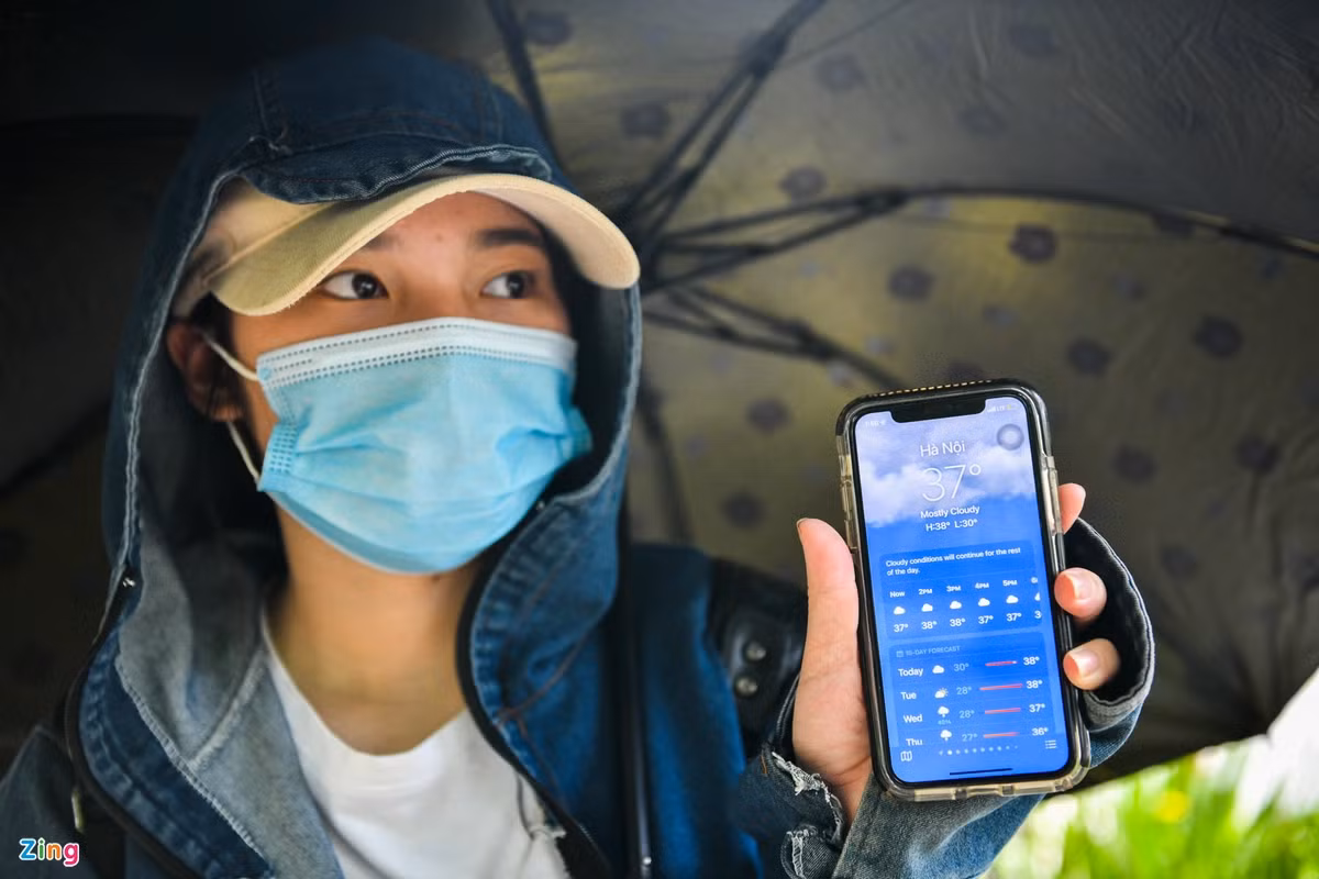 Ở trọ cách trường không xa, Dương (sinh viên) chọn đi bộ tới trường. "Em thấy choáng váng khi đi dưới trời nắng nóng dù đã cẩn thận mang theo ô và mũ", nữ sinh viên chia sẻ.