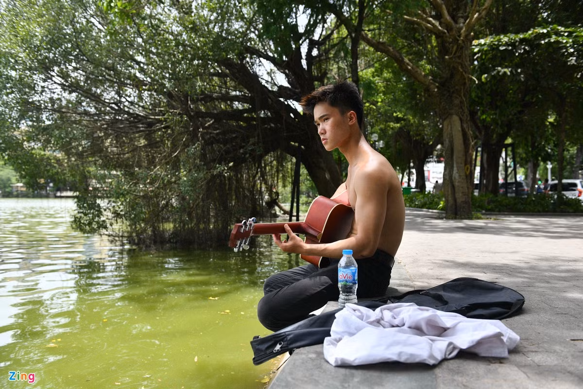 Quang Trung (21 tuổi) cho biết vì phòng trọ của em quá nóng vào buổi trưa nên em phải di chuyển ra hồ ngồi cho đỡ nóng. Theo dự báo, tình trạng nắng nóng gay gắt ở miền Bắc sẽ kéo dài đến khoảng ngày 21/6, sau đó dịu dần.