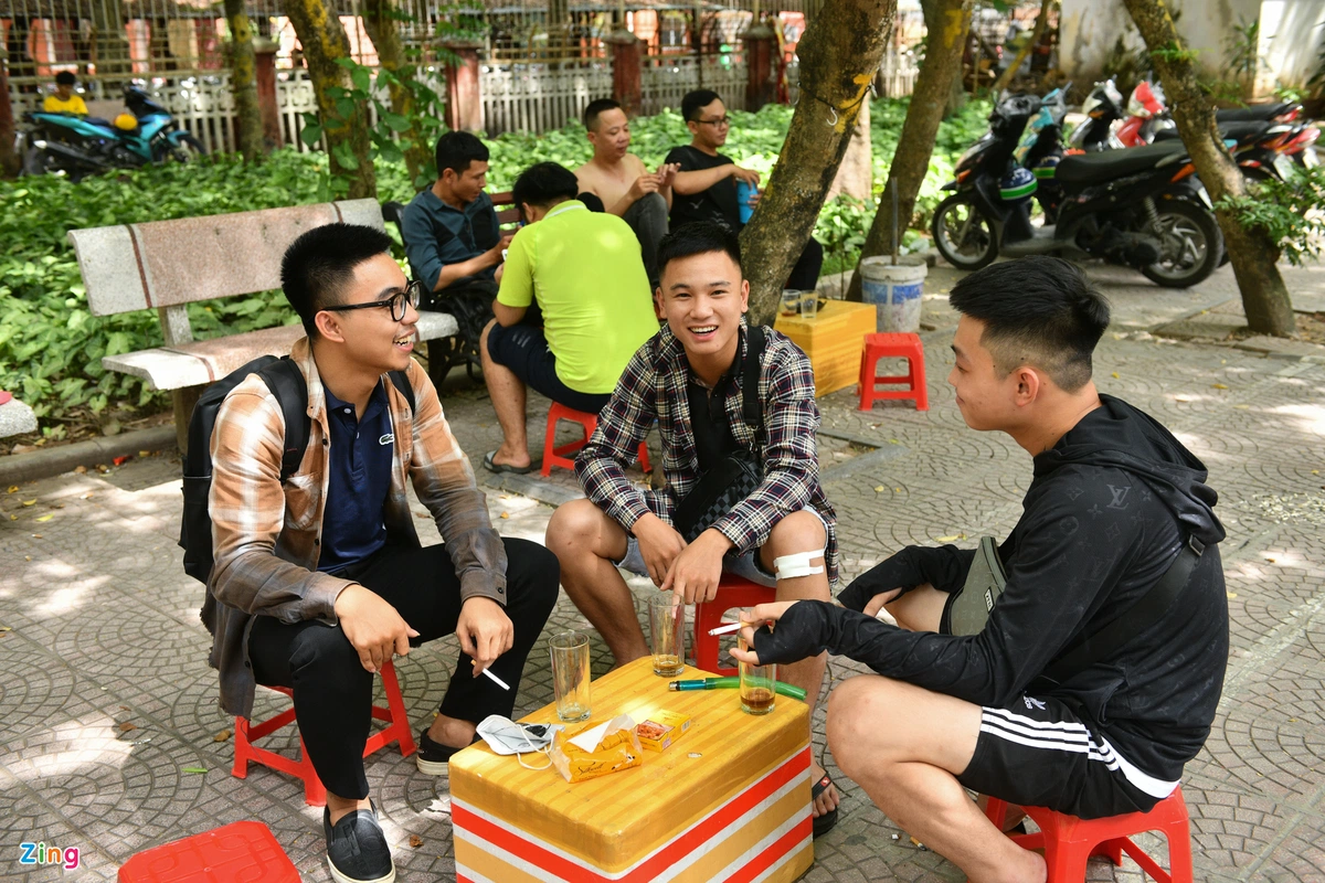 Nhóm của Trung Hiếu (phải) chọn tránh nóng buổi trưa tại một quán trà đá.
