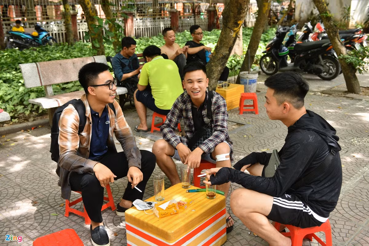 Nhóm của Trung Hiếu (phải) chọn tránh nóng buổi trưa tại một quán trà đá.