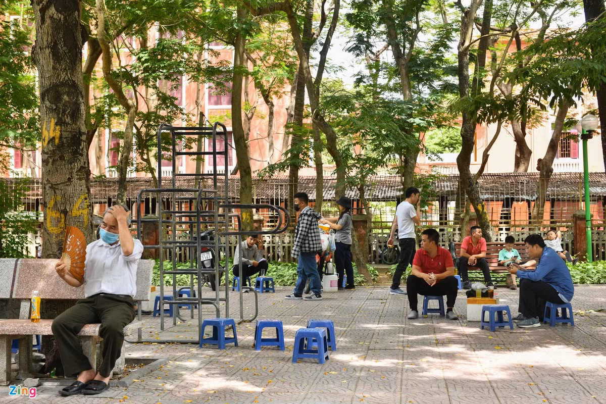 Chuyên gia cảnh báo nhu cầu sử dụng điện tăng cao và độ ẩm không khí giảm thấp, người dân đề phòng nguy cơ hỏa hoạn và cháy rừng. Ngoài ra, nắng nóng còn có thể gây tình trạng mất nước, kiệt sức, đột quỵ do sốc nhiệt đối với cơ thể người khi tiếp xúc lâu với nền nhiệt độ cao.