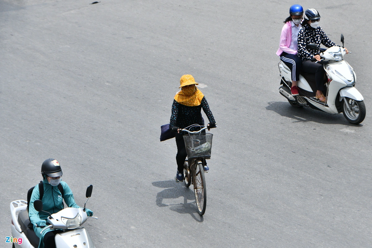 Hơi nóng bốc lên từ đường nhựa có thể khiến người dân cảm thấy nóng rát khi nhiệt độ đạt đỉnh 38-39 độ C trong khoảng từ 13h đến 16h.