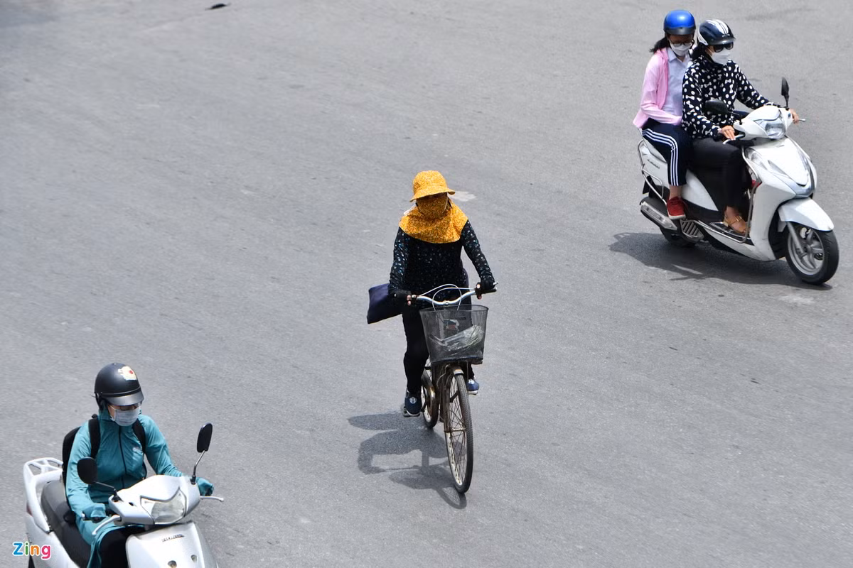 Hơi nóng bốc lên từ đường nhựa có thể khiến người dân cảm thấy nóng rát khi nhiệt độ đạt đỉnh 38-39 độ C trong khoảng từ 13h đến 16h.