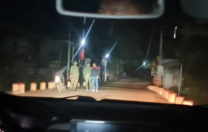 Ngay sau khi nhận thông báo của cơ quan chức về việc phạm nhân Triệu Quân Sự bỏ trốn khỏi trại giam, xã Thanh Long, huyện Thạch Thành (tỉnh Thanh Hoá) đã lập nhiều chốt chặn xuyên đêm để kiểm soát các phương tiện ra vào địa phương. (Ảnh: NLĐO)