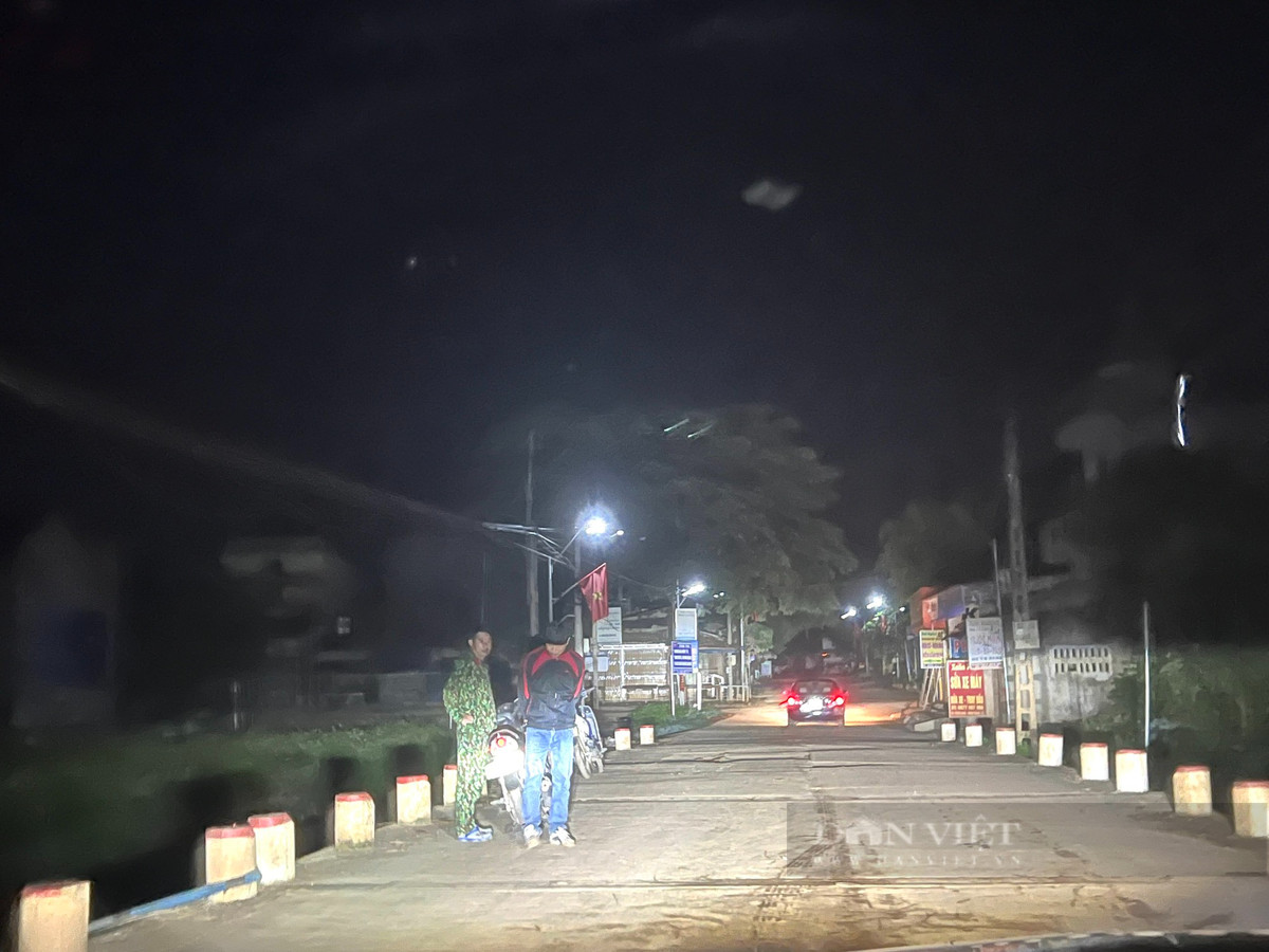 Mọi công dân khi ra vào địa bàn đều bị lực lượng chức năng kiểm tra. (Ảnh: Dân Việt)