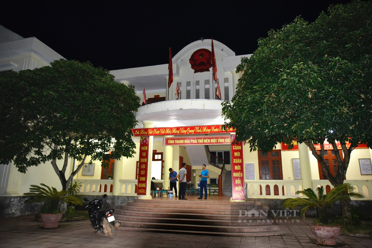 UBND xã Thành Long cũng mở cửa xuyên đêm để tiếp nhận thông tin từ người dân. (Ảnh: Dân Việt)