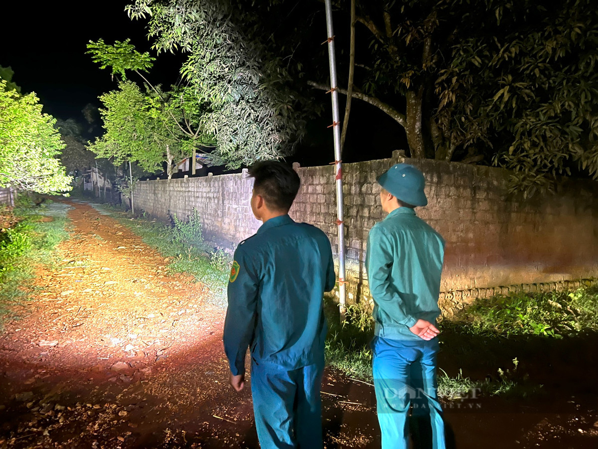 Lực lượng chức năng làm việc xuyên đêm để truy tìm Triệu Quân Sự. (Ảnh: Dân Sự)