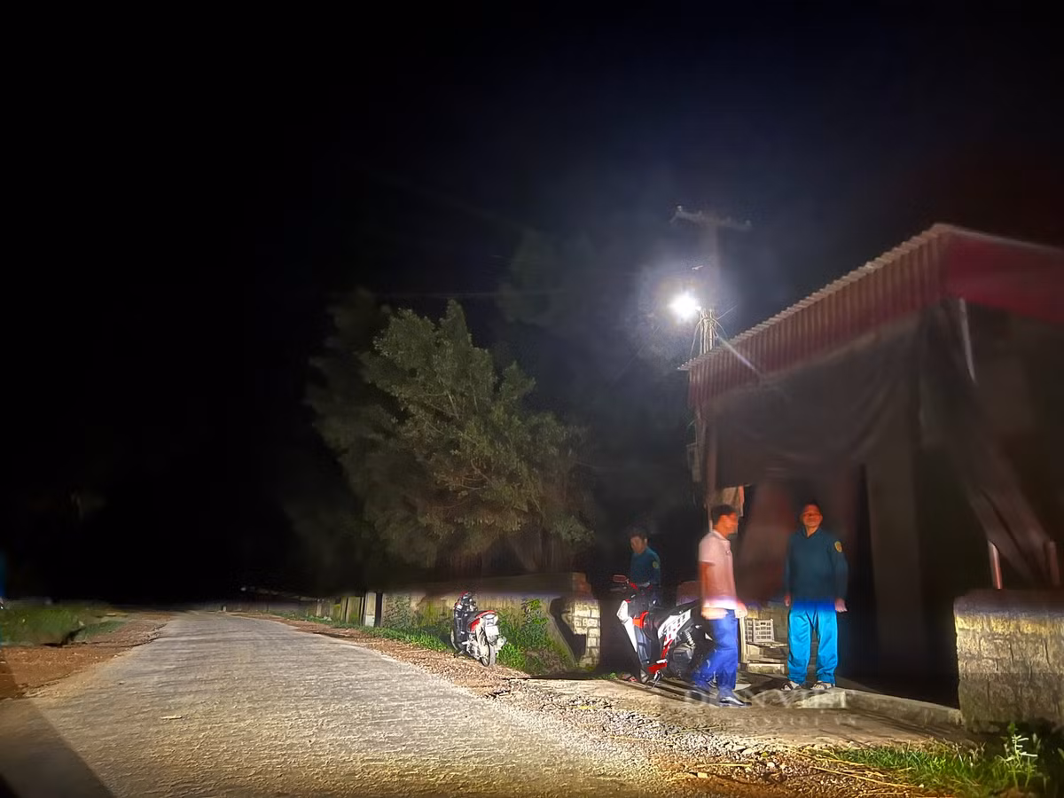 Các chốt luôn có 3 người túc trực. (Ảnh: Dân Việt)