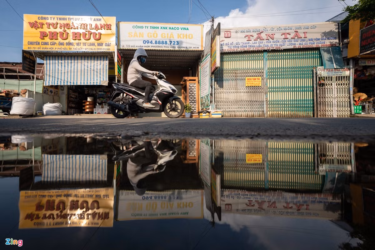 Năm 2021, UBND TP Thủ Đức đã có kiến nghị Sở Tài nguyên và Môi trường cùng UBND TP.HCM sớm duyệt giá bồi thường, đồng thời cam kết giao mặt bằng trong 6 tháng nếu không có khó khăn, vướng mắc phát sinh. Tuy nhiên, đến nay người dân vẫn chưa thể tiếp cận được đơn giá mới đền bù giải phóng mặt bằng.