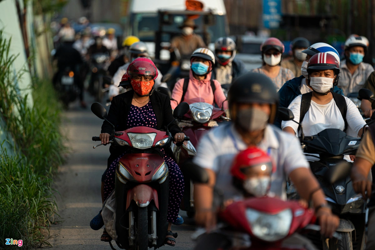 Lượng xe đi qua đây chủ yếu ra vào cao tốc và xa lộ Hà Nội. Rào chắn tạo "nút thắt cổ chai" khiến các phương tiện đi qua đây phải di chuyển chậm vào giờ cao điểm. Người dân tại đây cho biết nếu mưa thì xe cộ sẽ bị ùn ứ, có lúc tắc đường hơn 30 phút.