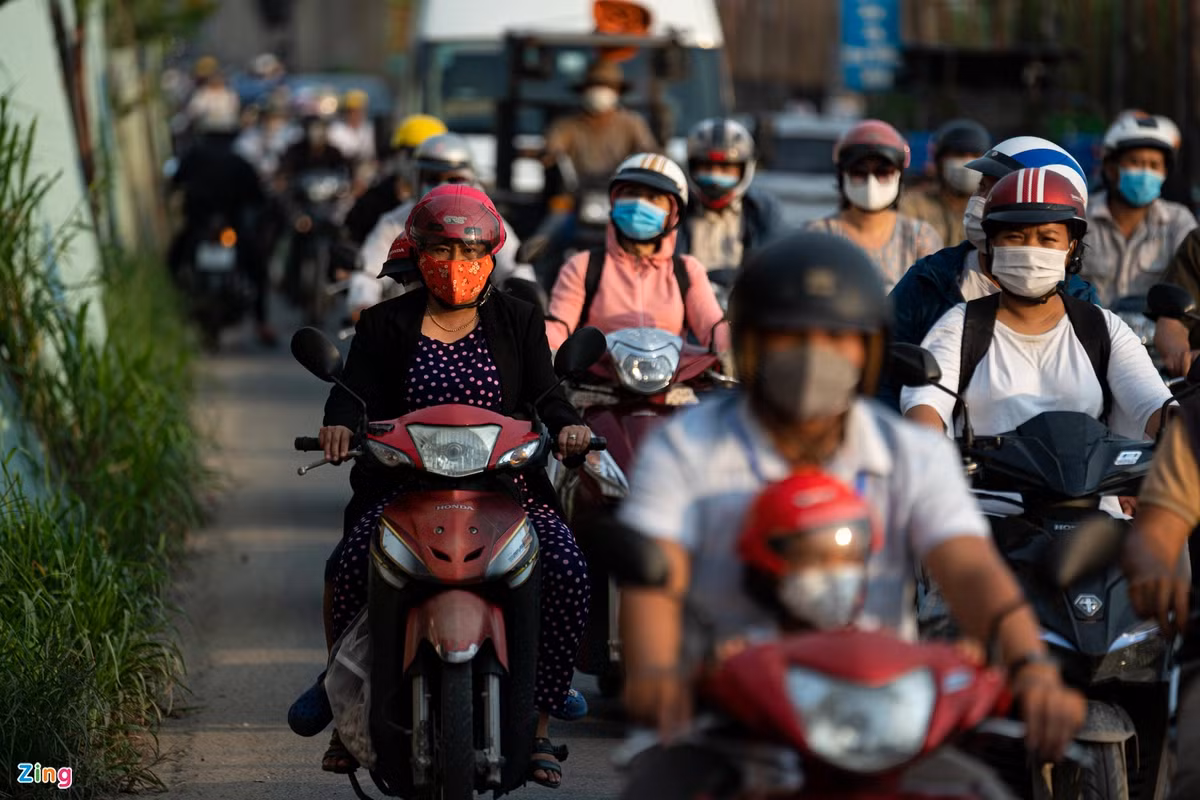 Lượng xe đi qua đây chủ yếu ra vào cao tốc và xa lộ Hà Nội. Rào chắn tạo "nút thắt cổ chai" khiến các phương tiện đi qua đây phải di chuyển chậm vào giờ cao điểm. Người dân tại đây cho biết nếu mưa thì xe cộ sẽ bị ùn ứ, có lúc tắc đường hơn 30 phút.