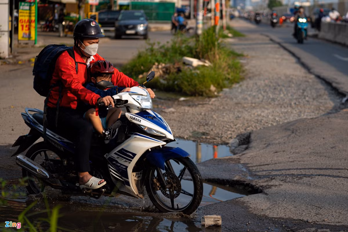 Các mảng đường bị vỡ khiến xe qua lại bị mất thăng bằng, nhưng chưa được sửa chữa. Anh Trung Tiến (36 tuổi, người dân sinh sống tại đây) cho biết nhiều người đi qua đây thường bị ngã xe vì nước đọng, khuất tầm nhìn với phần đường bị vỡ.