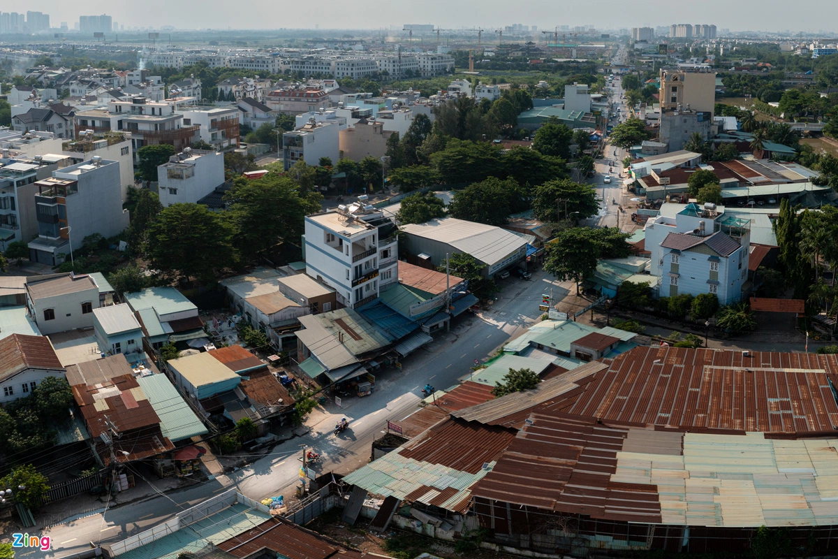 Cùng tuyến, đoạn giao với đường Nguyễn Duy Trinh (TP Thủ Đức) dài hơn 400 m vẫn chưa được mở rộng do vướng mặt bằng. Chị Khánh Nga (TP Thủ Đức, sống tại đây hơn 15 năm) chia sẻ: "Địa phương nhiều lần mời chúng tôi để thông báo chuyện thu hồi đất, nhưng việc đền bù và khi nào rời đi thì chưa được rõ".