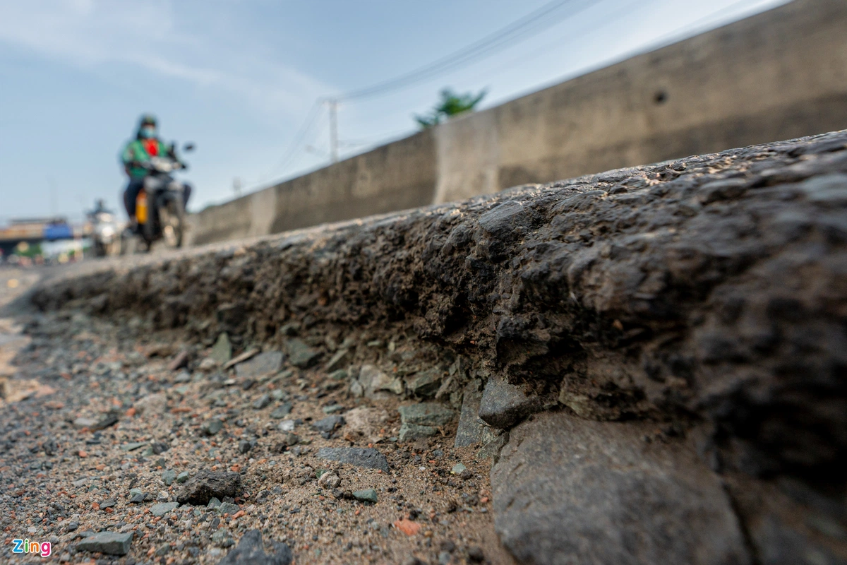 Cũng tại đây, do mặt đường chưa được kết nối kiên cố, liền mạch cùng với xe cộ qua lại liên tục khiến cho kết cấu đoạn này bị xuống cấp, tiềm ẩn nguy cơ tai nạn.