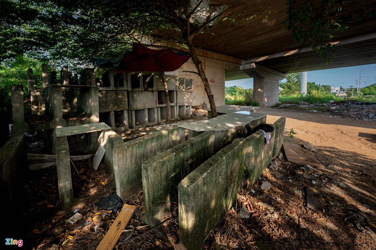 Ngay dưới chân cầu vượt Đỗ Xuân Hợp, các khối cống hộp được chất thành đống cùng nhiều loại vật liệu xây dựng nằm rải rác.