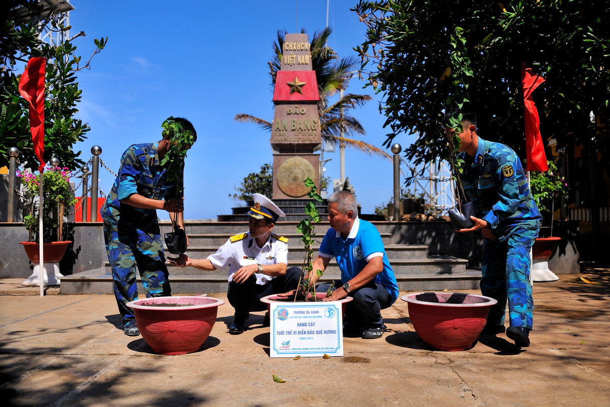 Chuong trinh Truong Sa xanh dua hang nghin cay xanh, co to quoc toi bien dao-Hinh-3